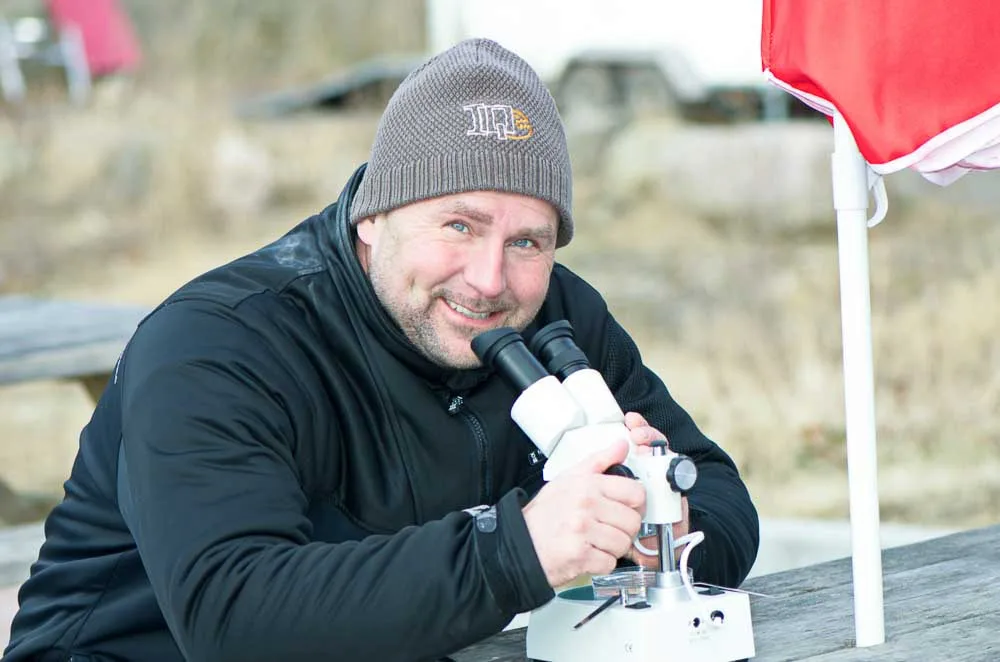 Jørn Ari arbejder i felten med et stereolup til artsbestemmelse og dokumentation som en del af Citizen Science-projektet Nøgensnegle i Danmark.